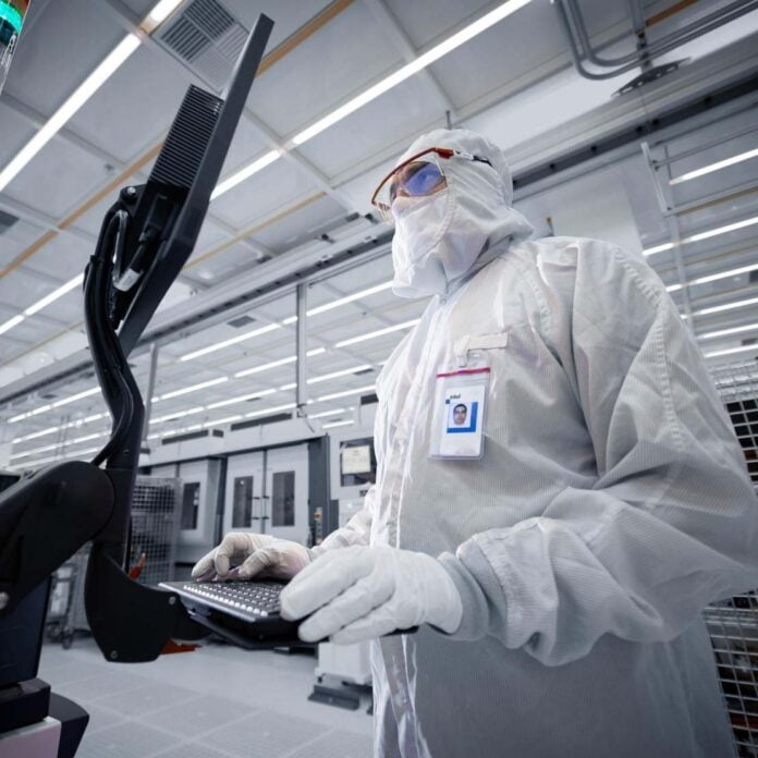 Intel 18A-P foundry worker
