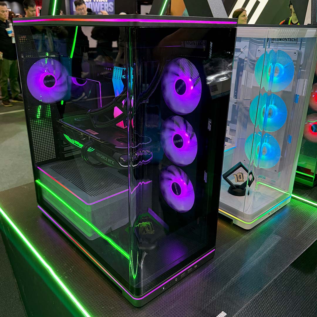 A side-on view of the Montech TG3 Curved, in black (left) and white (right).