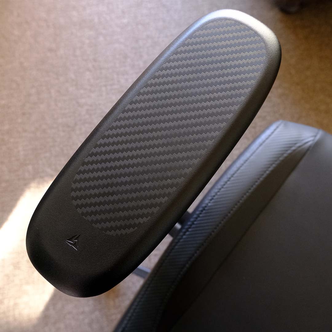 A top-down view of the ThunderX3 Solo 360's 3D armrests, at 0°.