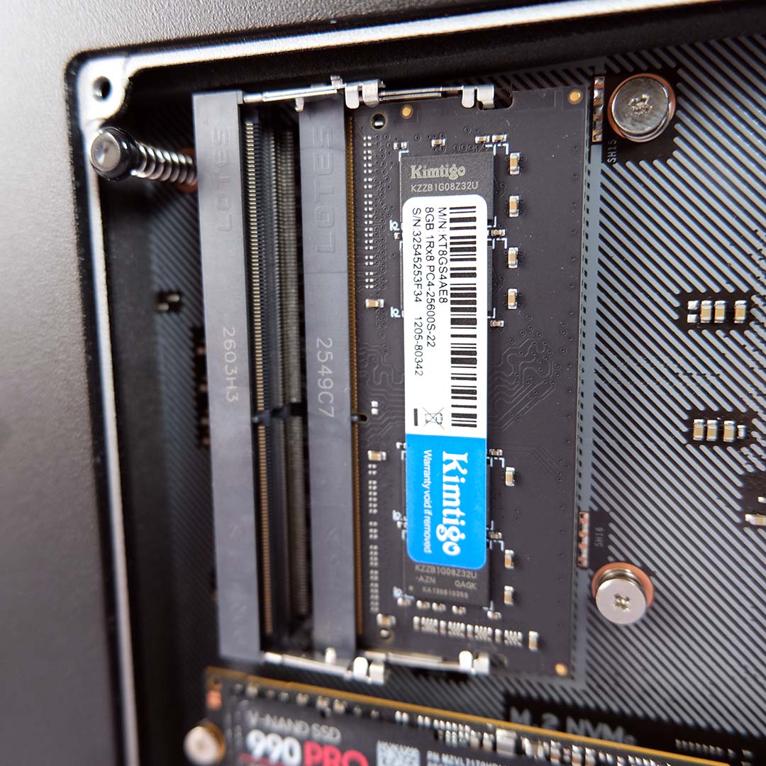 A close-up of a DDR4 SODIMM inside the Ugreen NASync DXP4800 GT.