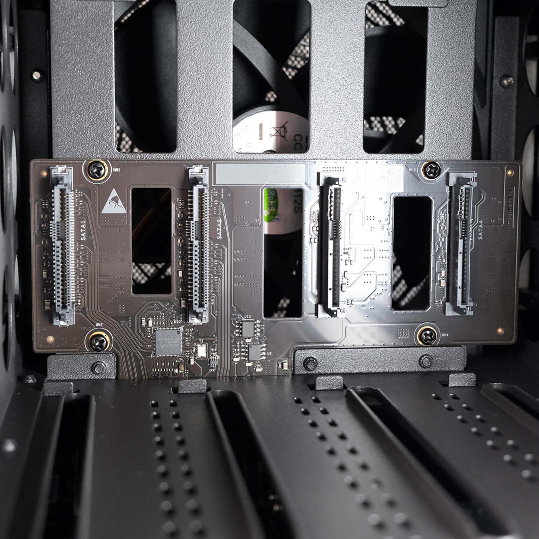 Internal storage connectors inside the Ugreen NASync DXP4800 GT.