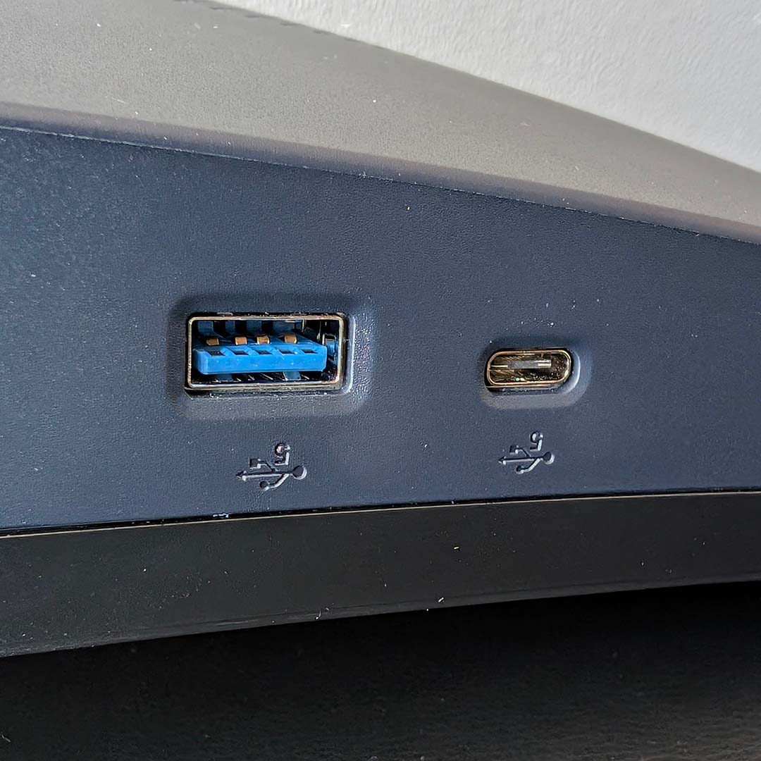 The ports of the Alienware AW3226DM.