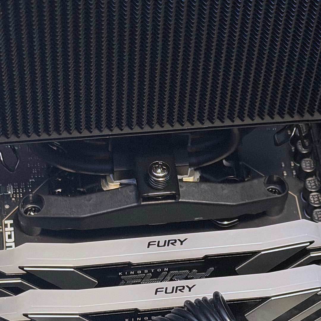 Arctic Freezer 36-S heatsink screw closeup