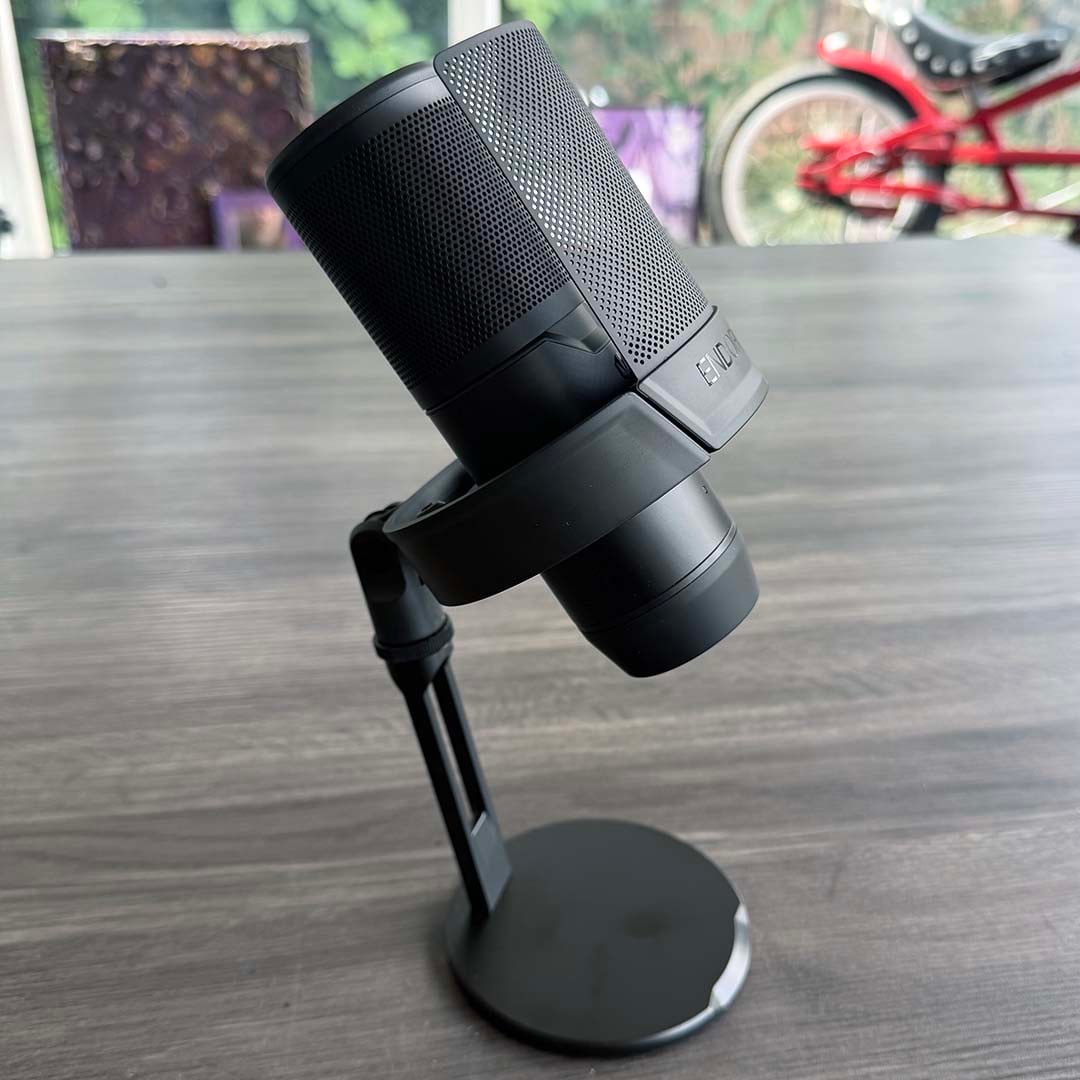 Endorfy Solum 2 stand tilting with pop shield attached