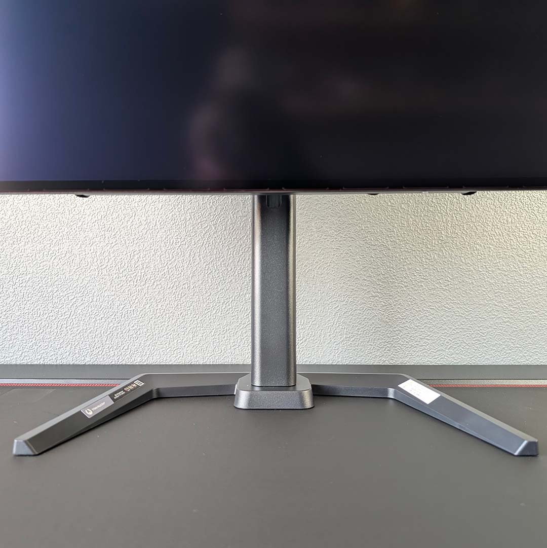 A close-up of how the cable management on the iiyama G-Master GOB2701QSC-B1 performs.
