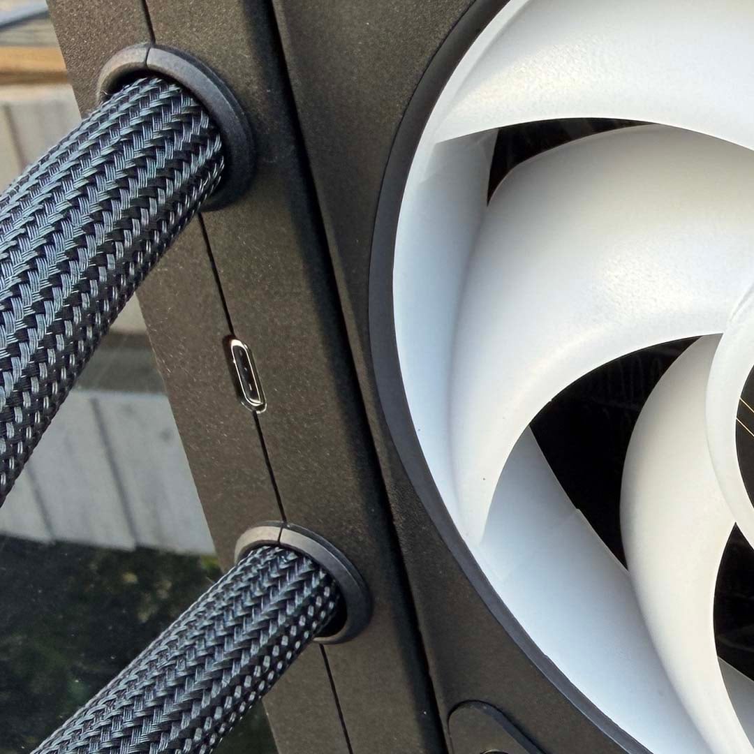 MSI MEG CoreLiquid E15 360 USB-C socket on radiator unit