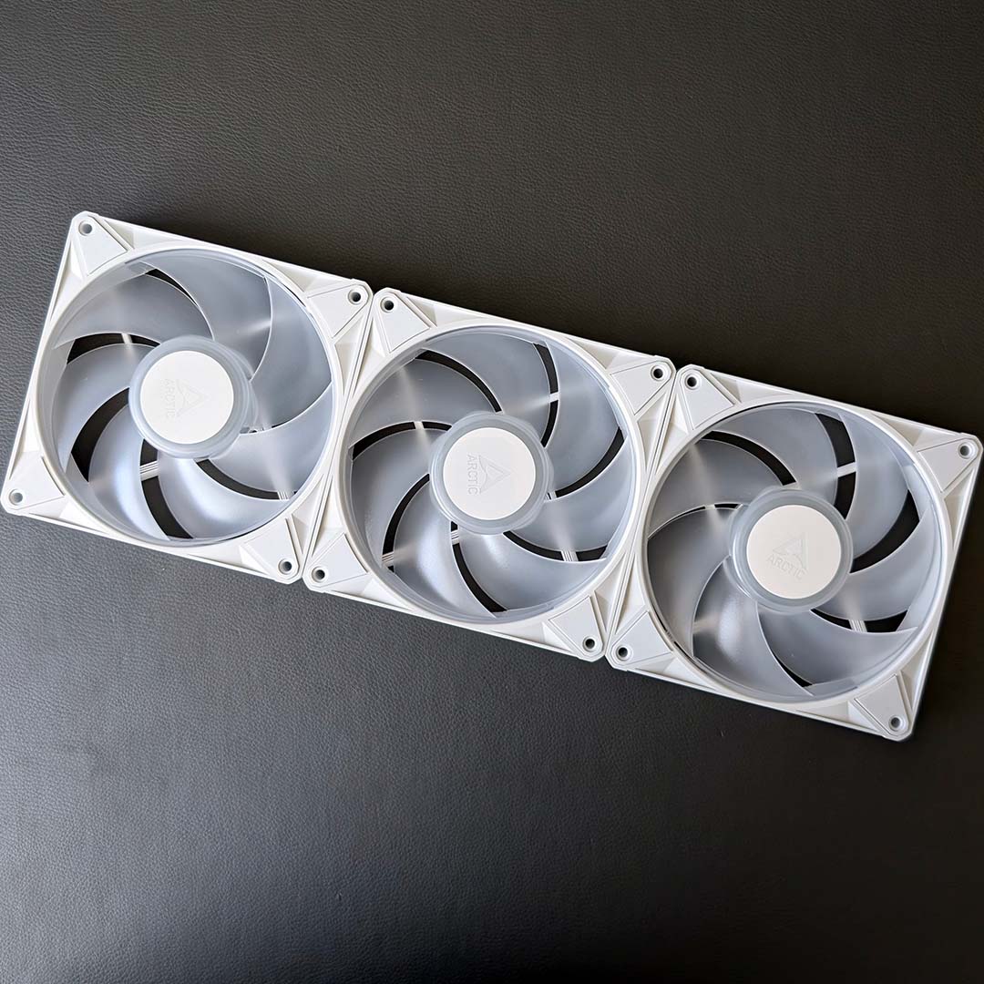 A trio of Arctic Bionix P14 fans, connected by bridge modules.