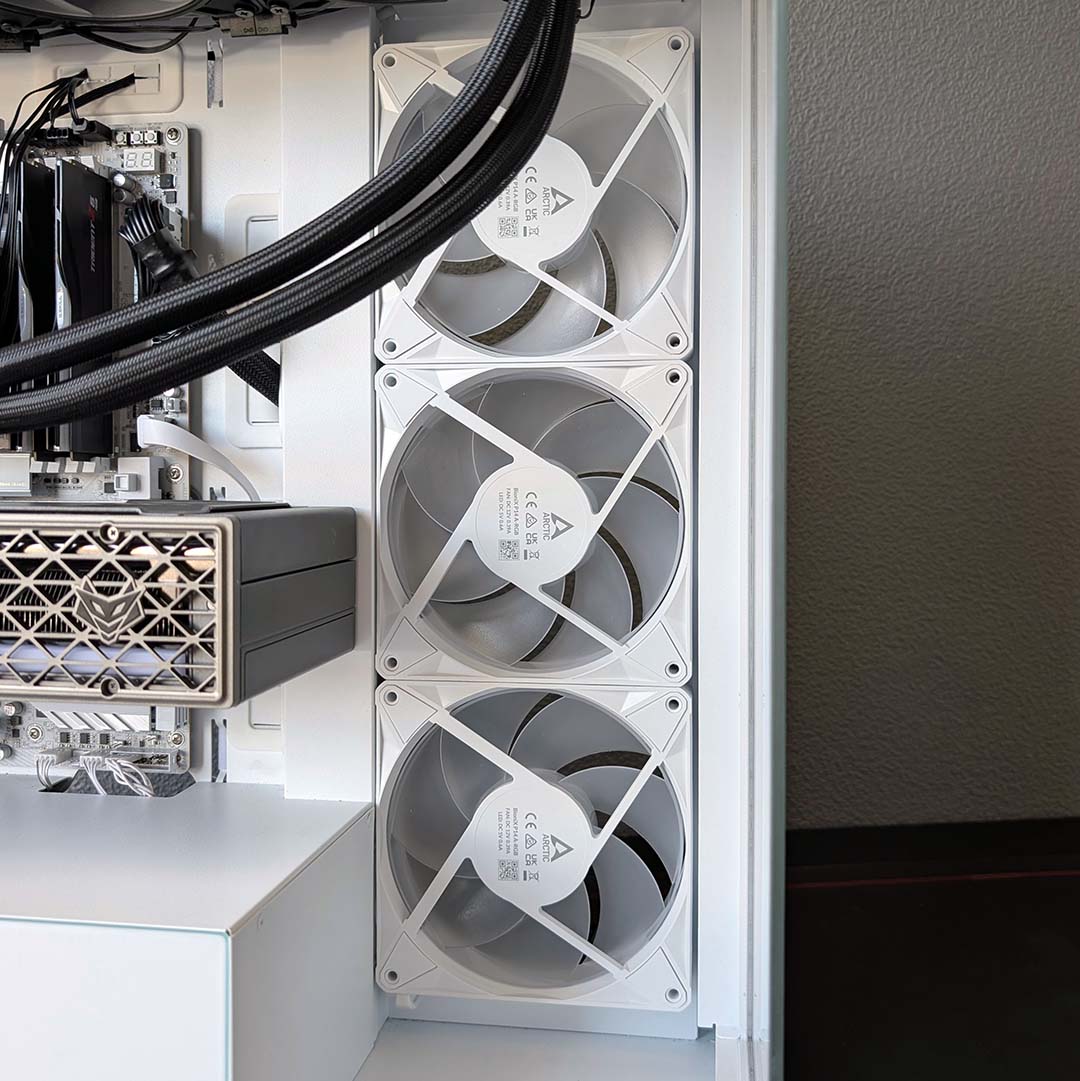 A trio of Arctic Bionix P14 fans inside the Arctic Xtender VG.