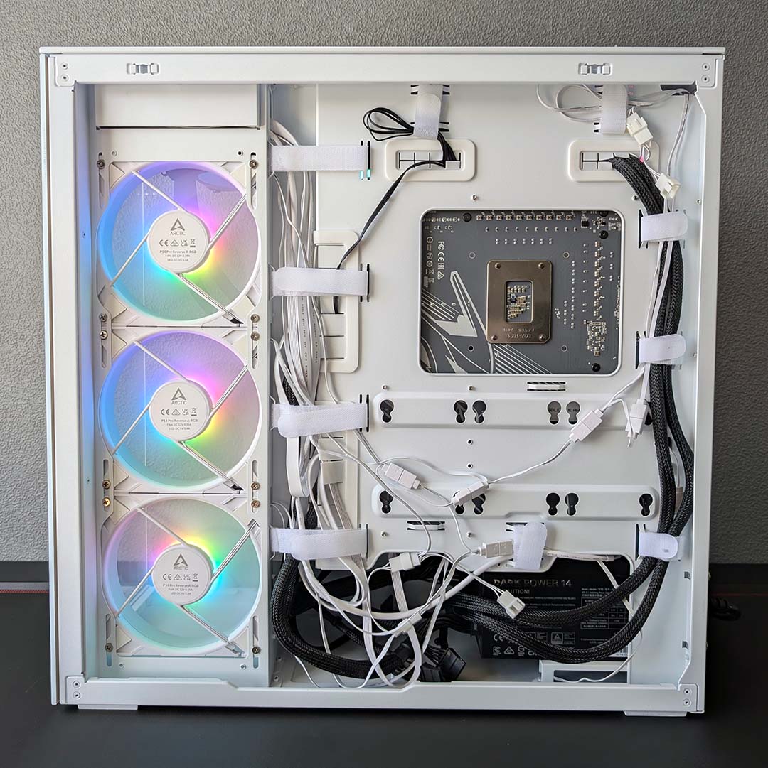 The rear chamber of an Arctic Xtender VG, with messy cable management.