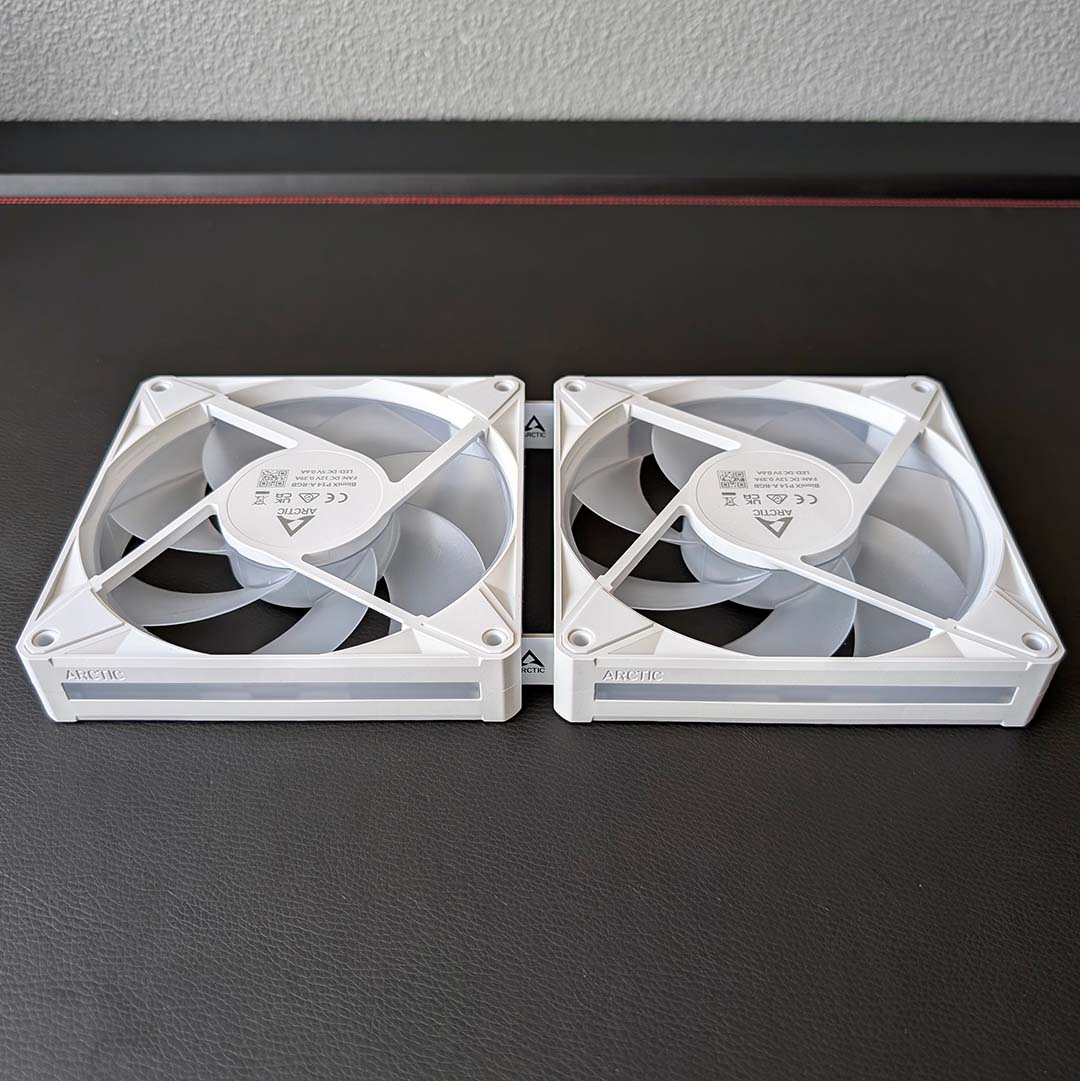 Two Arctic bridge modules sit between two Bionix P14 fans.