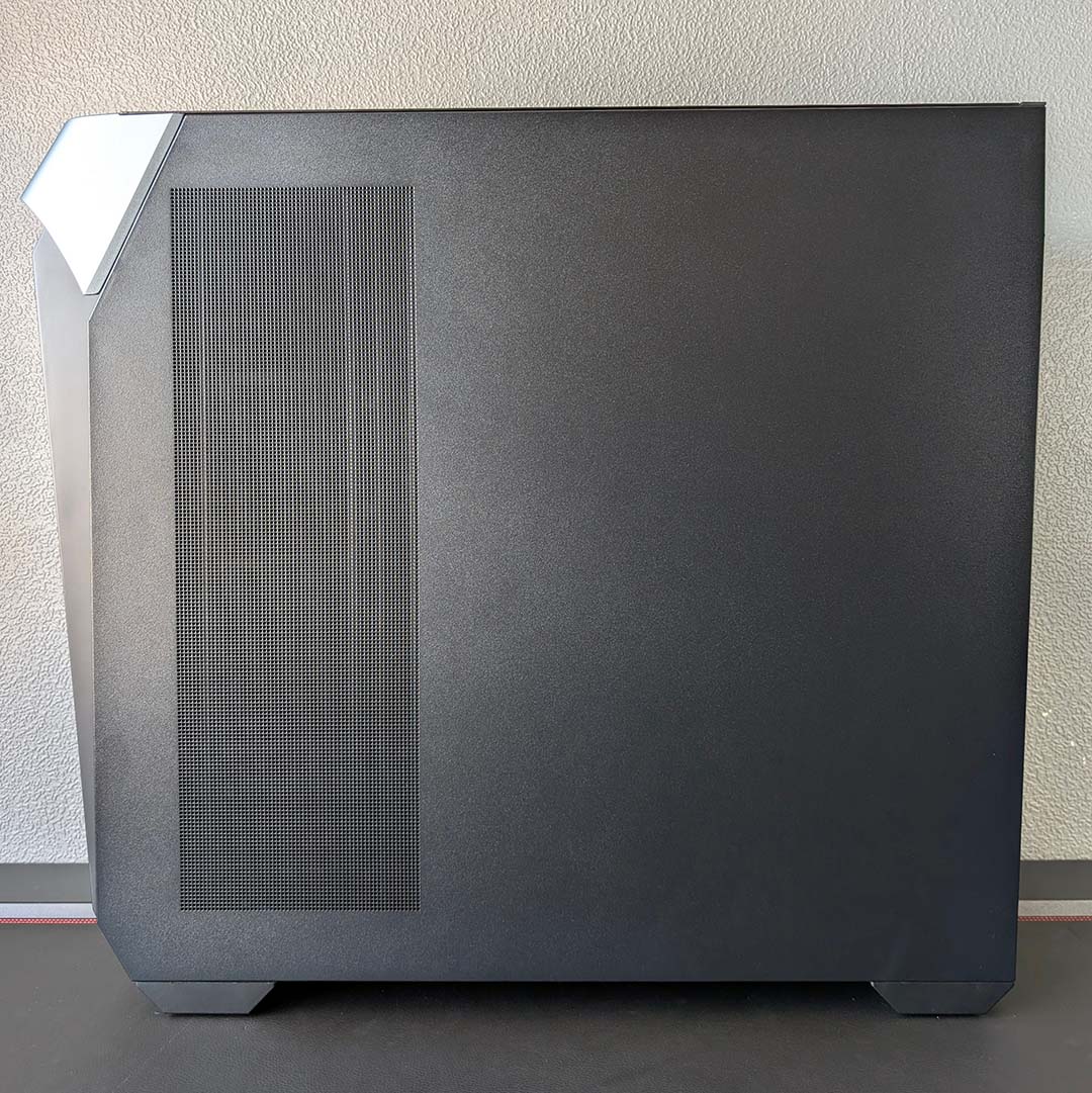 A side view of the InWin Covalent.