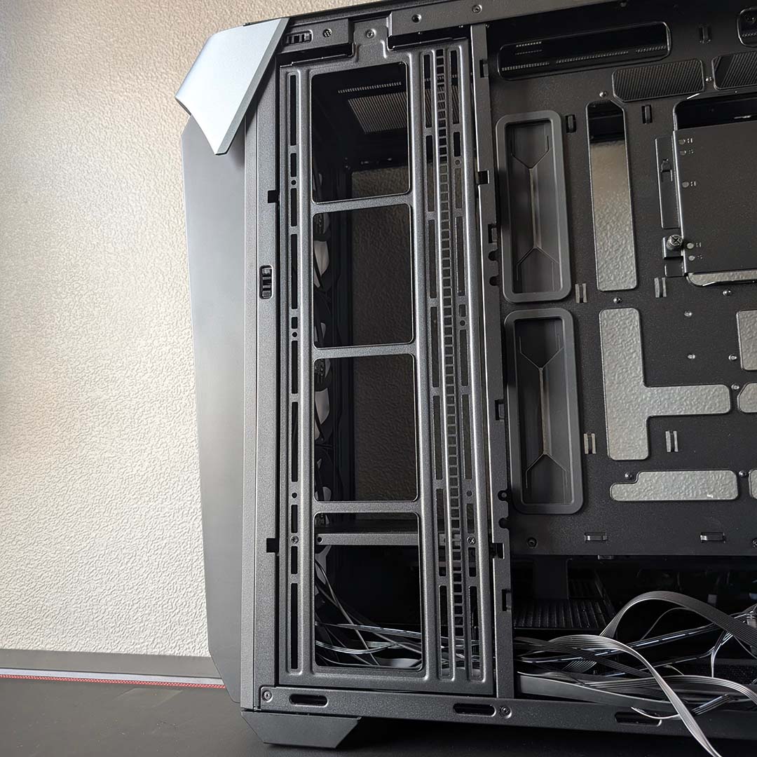A bottom-up view of the InWin Covalent's side fan bracket.