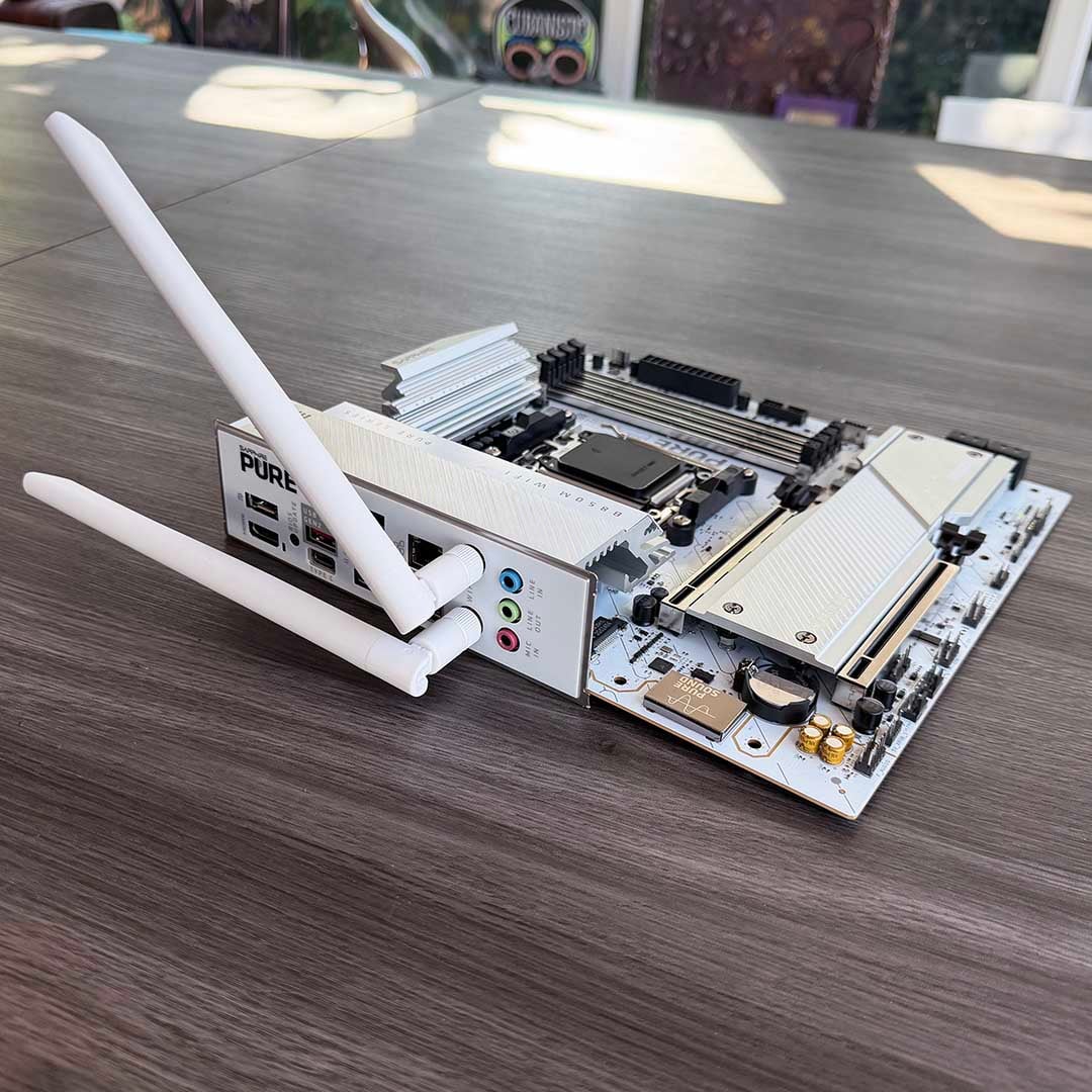 Sapphire Pure B850M with antennae attached