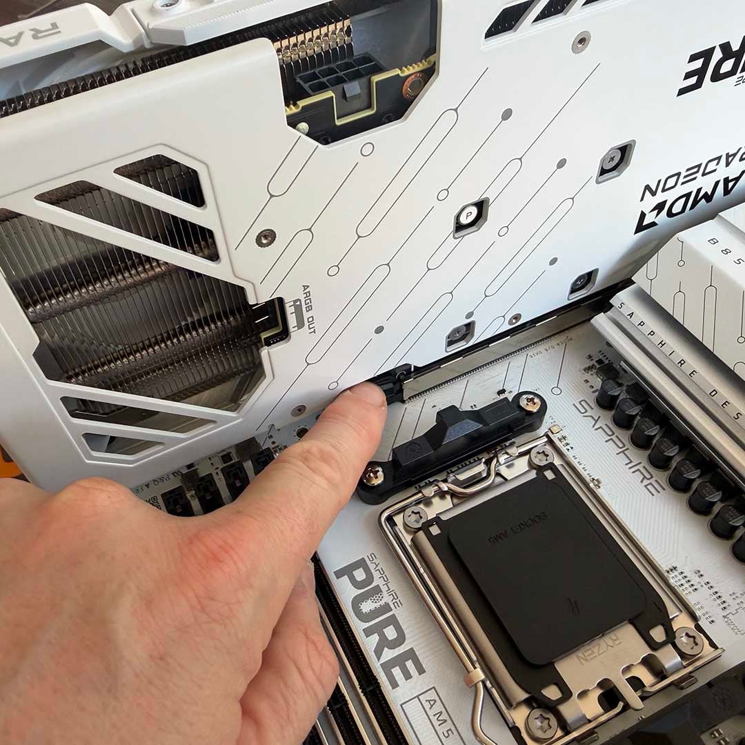 Sapphire Pure B850M PCIe slot catch