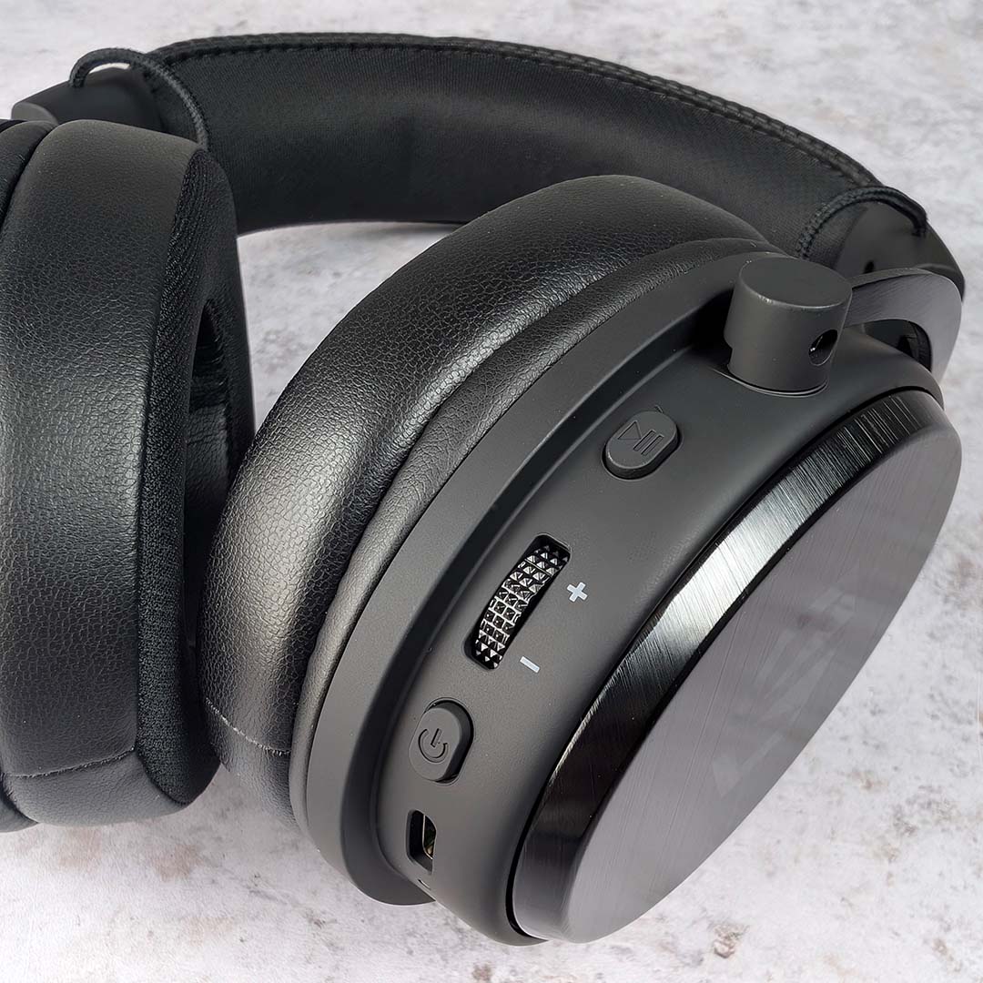 A close-up of controls on the Endorfy Viro Wireless's right earcup.