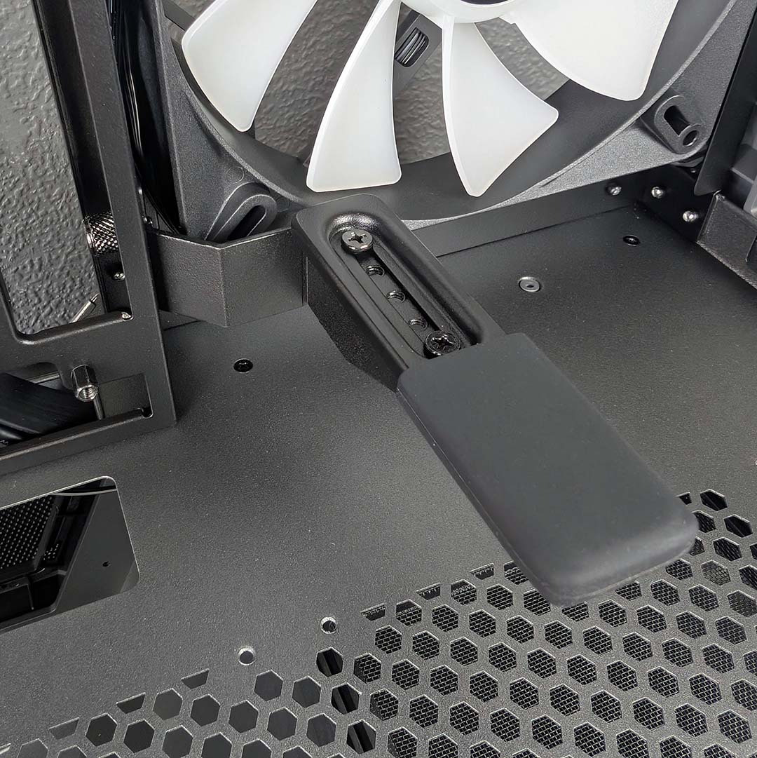 A close-up of the MSI MPG Vixta 300R PZ's graphics card support in its default position.