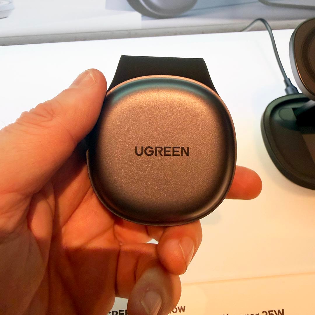 Ugreen foldable wireless charger closed