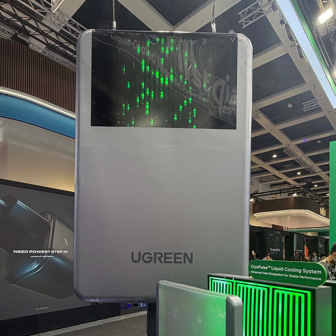 UGREEN MagFlow Pro Magnetic Powerbank display model