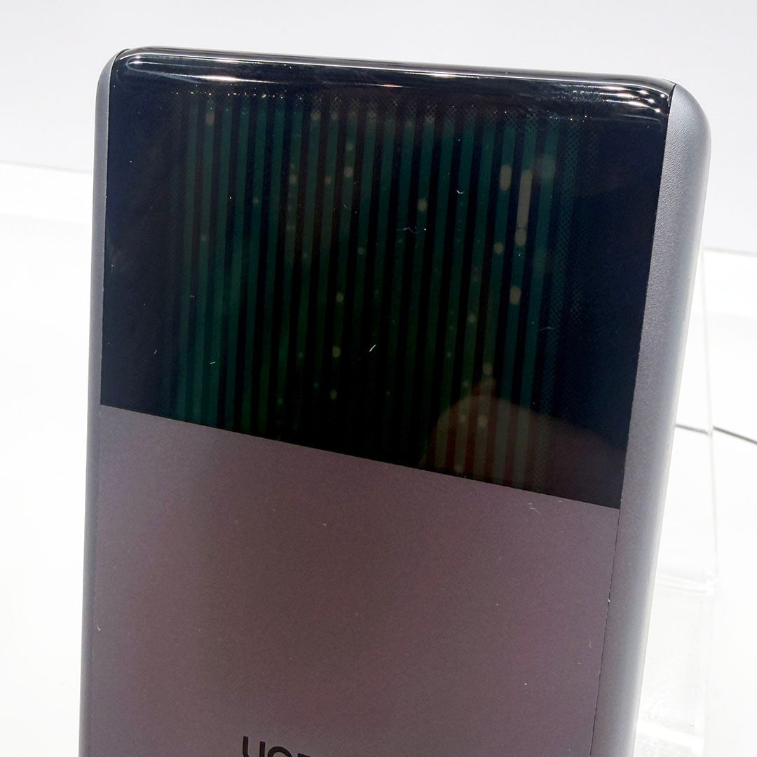 UGREEN MagFlow Pro Magnetic Powerbank - liquid-cooling window closeup