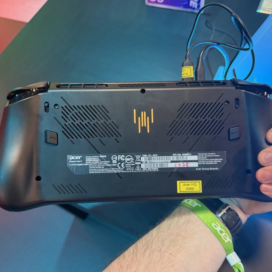 Acer Predator Atlas 8 - back.