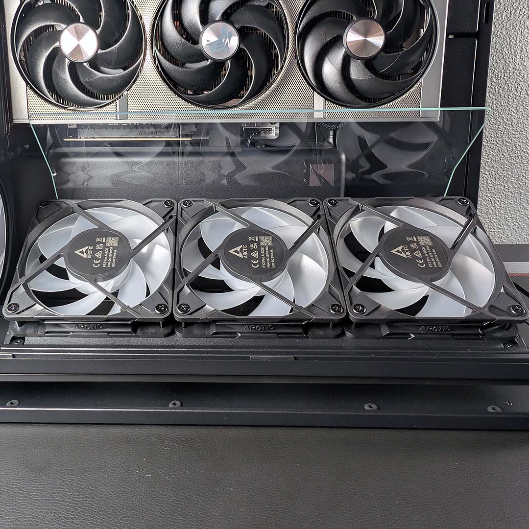A close up of the three intake fans and VGPU divider inside the HAVN HS 360 VGPU.