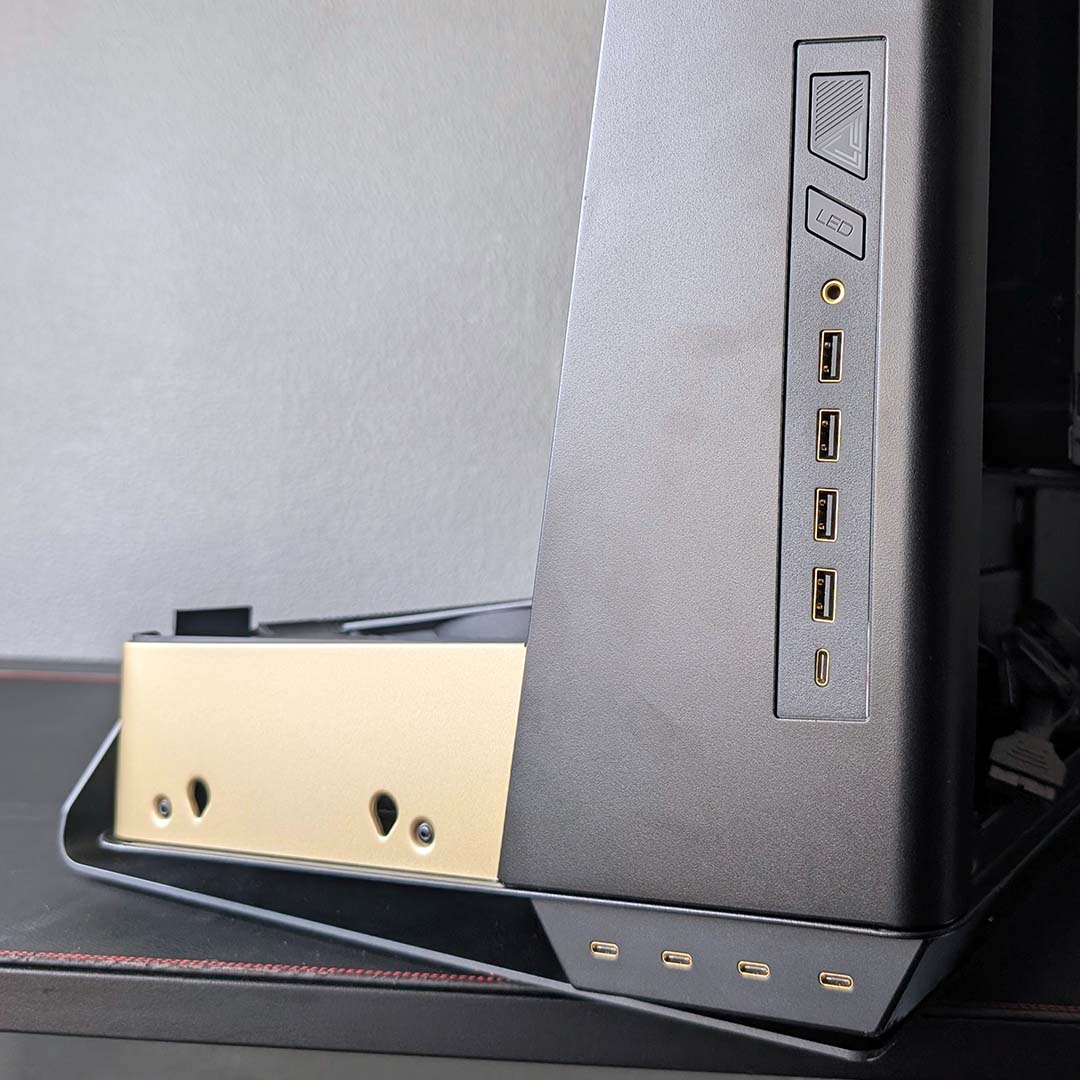 USB connections on the MSI MEG Maestro 900R.
