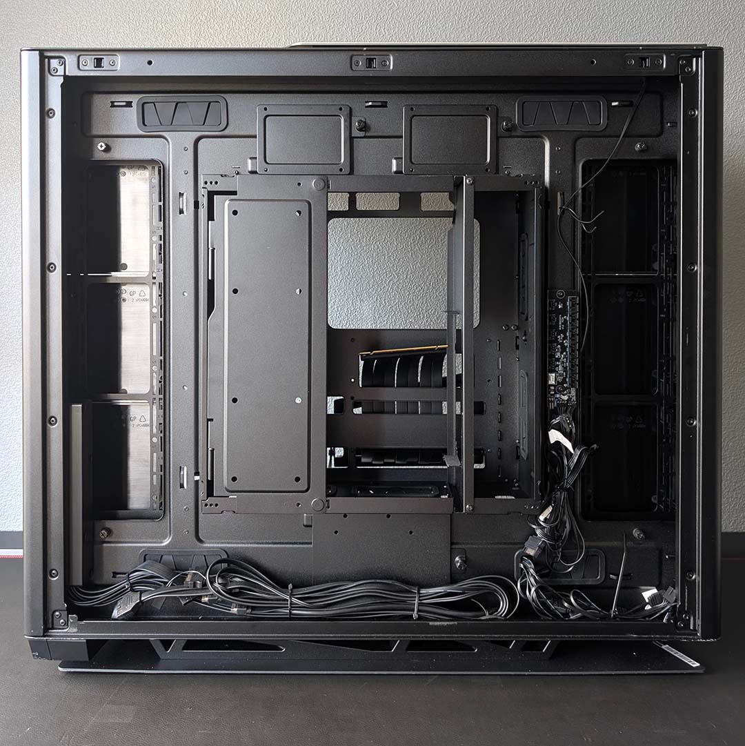 MSI MEG Maestro 900R, panel off.