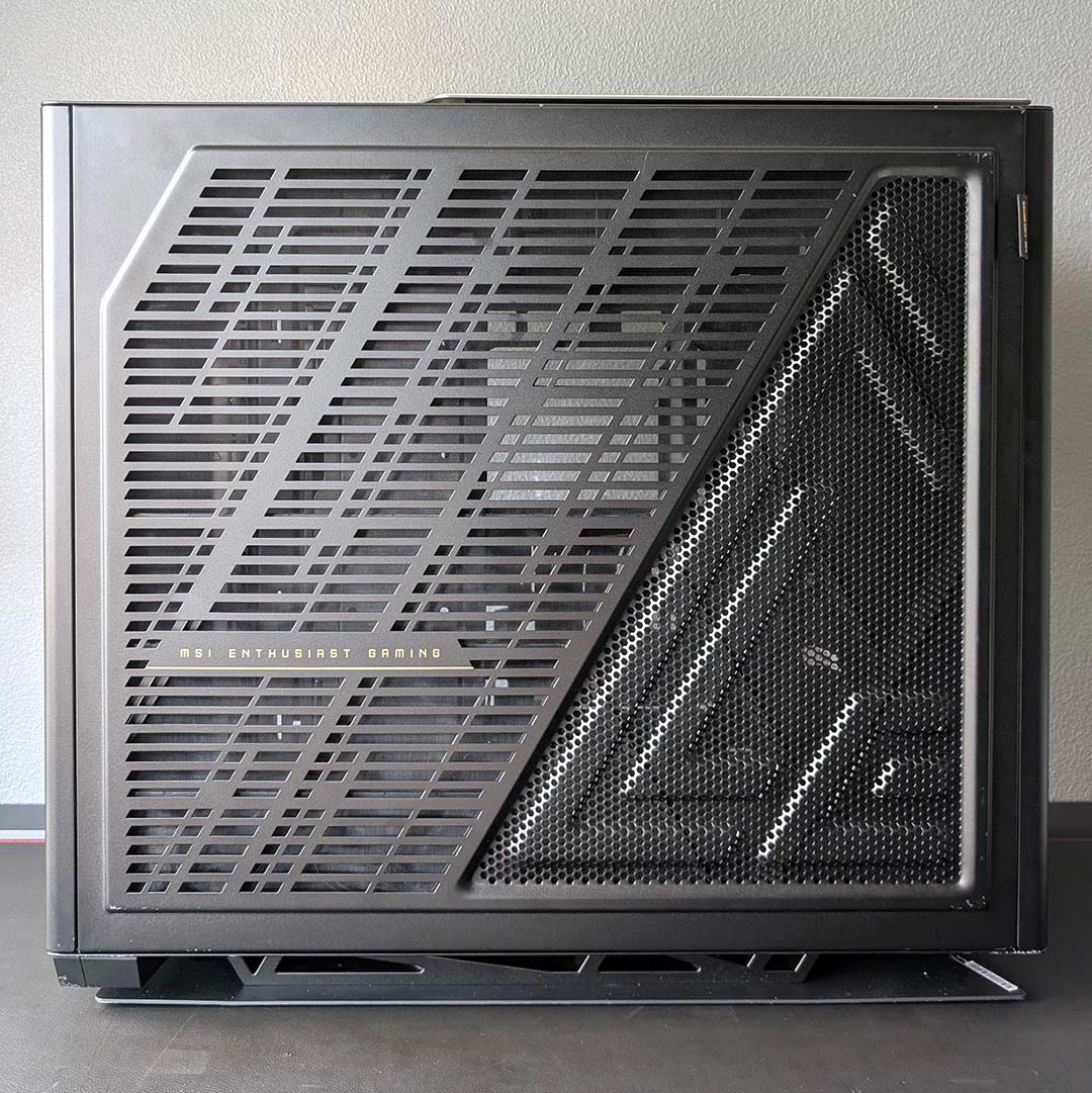 The rear of the MSI MEG Maestro 900R, panel on.