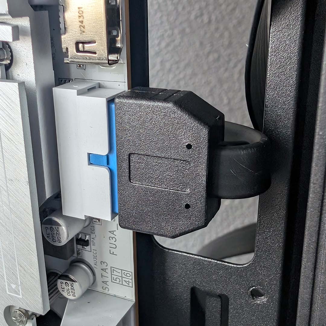 A close-up of a USB 3.0 internal connector inside the NZXT S5 RGB, demonstrably tight and taut.