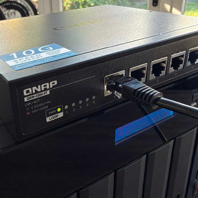 QNAP 10Gbe switch with cable and NAS