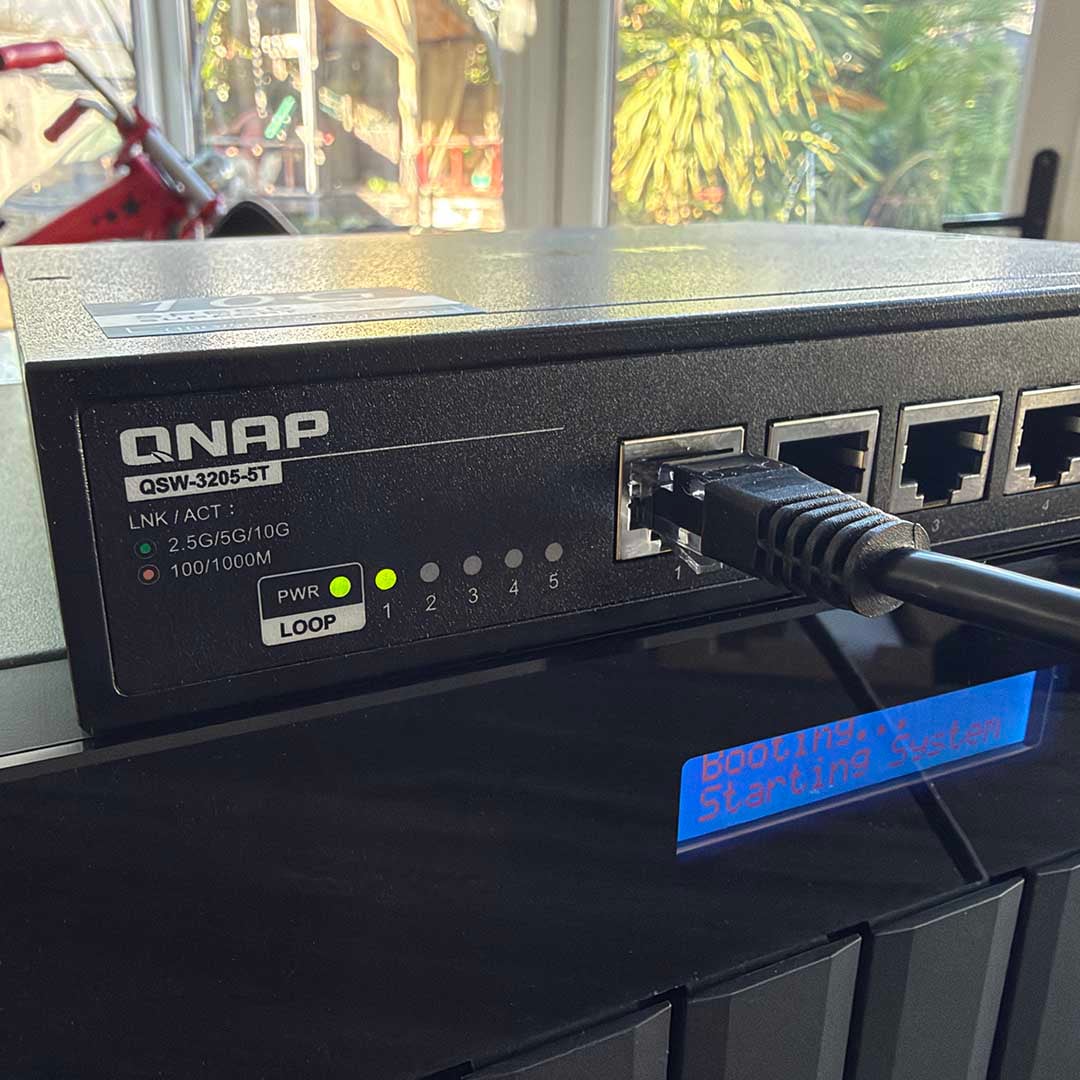 QNAP 10Gbe switch with cable and NAS